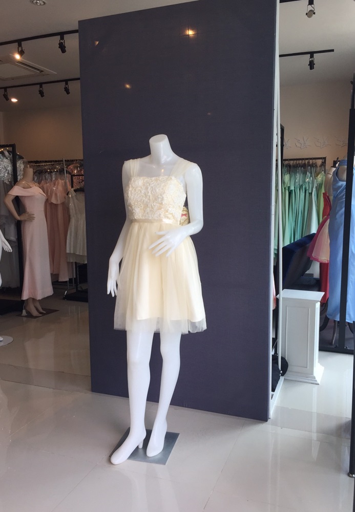 พร้อมส่ง ชุดราตรีสั้น เพื่อนเจ้าสาว แบบ C ใส่แบบแขนกุด หรือ ปิดไหล่ก็ได้ แต่งลูกไม้นูนช่วงอกสวย สีครีม (จับสม๊อกด้านหลัง)