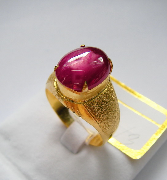 ทับทิมพ ม่า Ruby Burma ติด Starบางๆ เนื้อแก้ว สีแดง เลือดนกอมชมพู มีติดลายในเนื้อ ขนาด 12.82x10.37x4.85 mm. นน.6.83 ct.