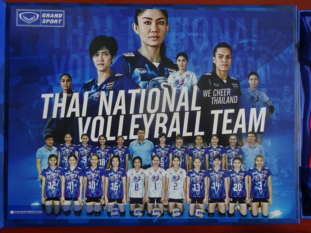 เสื้อวอลเลย์บอล ทีมชาติไทย ชุดที่ 1 ชุดลุยศึก FIVB เวิลด์กรังด์ปรีซ์ 2016 (เสื้อผู้หญิง) พร้อมกล่องที่ระลึก ใหม่ L-Size / THAILAND Volleyball Shirt First Kit FIVB World Grand Prix 2016 (Female) Jersey with Box Set NEW L-Size