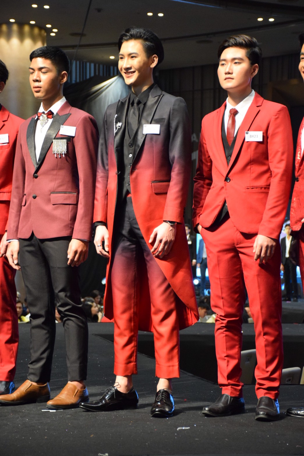 พร้อมเช่า สูทแฟนซี สูท Long Tail สากลแนววินเทจ ไล่เฉดสีโทนแดงดำ