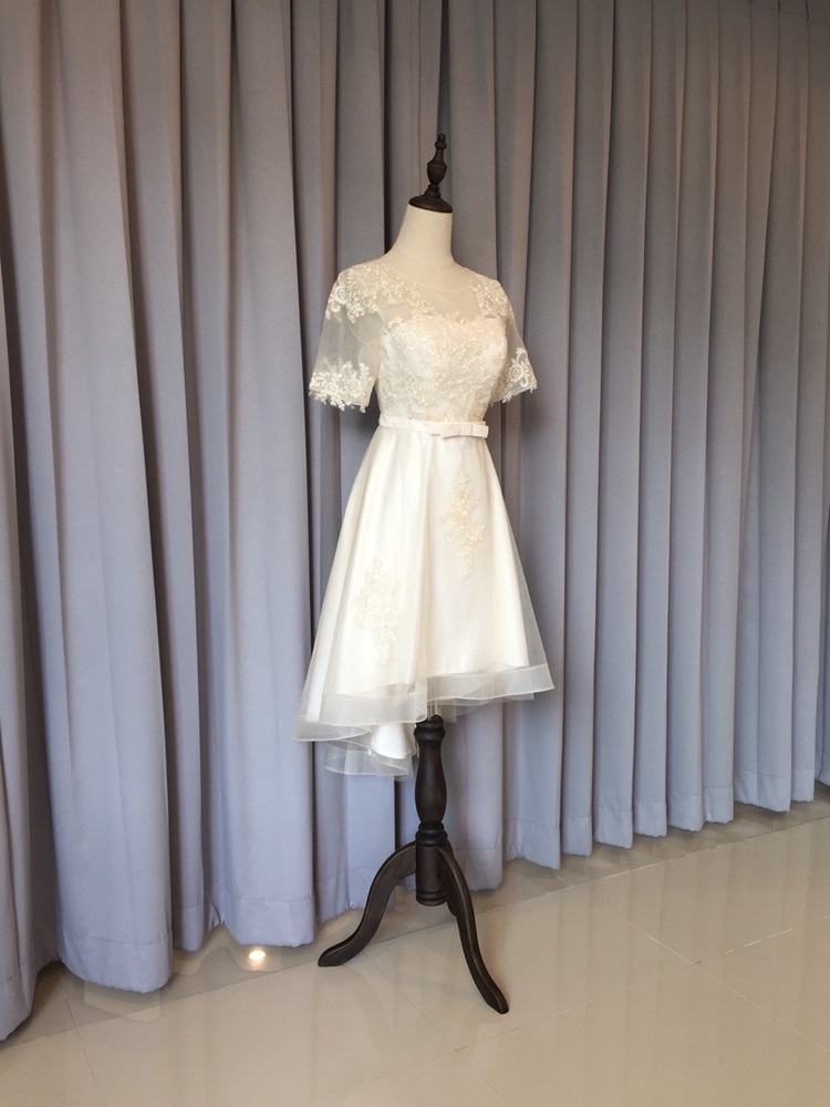 พร้อมเช่า ชุดแต่งงาน มินิมอล ชุดหมั้น ลูกไม้ แขนสั้น หน้าสั้น หลังยาว ชุดพรีเวดดิ้ง สีครีม