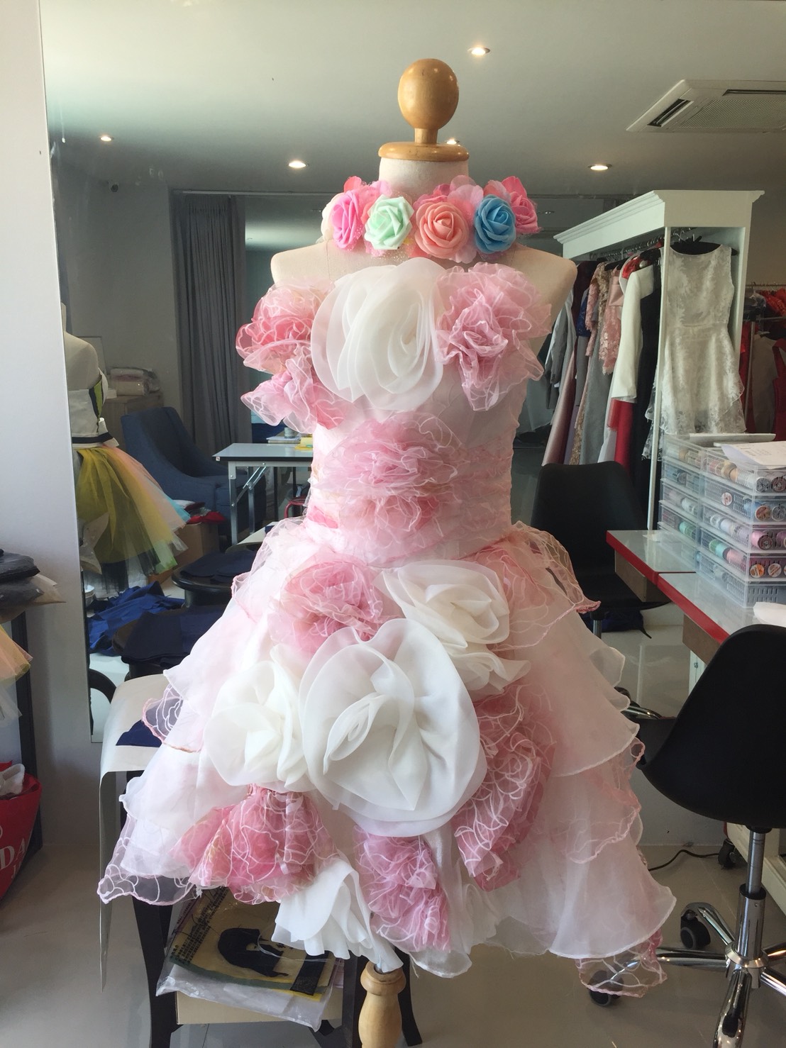 พร้อมเช่า ชุดแฟนซี เช่า 500 ชุดราตรีสั้น เกาะอก สีกุหลาบแต่งดอกไม้สามมิติ พองฟูน่ารักมาก