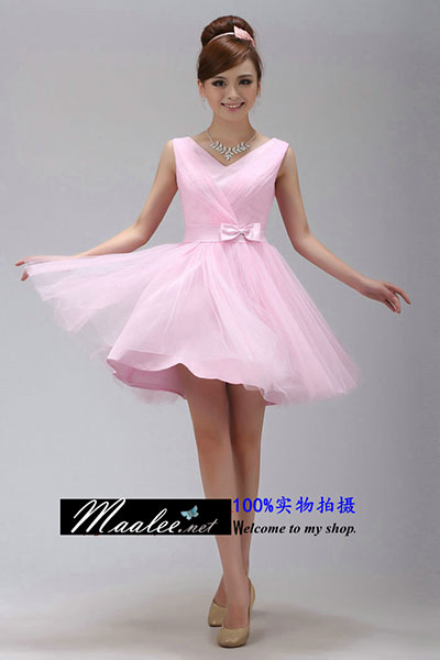พร้อมเช่า ชุดราตรีสั้น แขนกุด สีชมพูอ่อน คอวี จับจีบผ้าโปร่งสวย แต่งโบว์ที่เอว