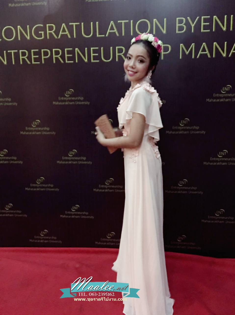 พร้อมเช่า ชุดราตรียาว แบบปิดไหล่ ผ้าชีฟอง แต่งดอกและลูกปัดสวย สีชมพู