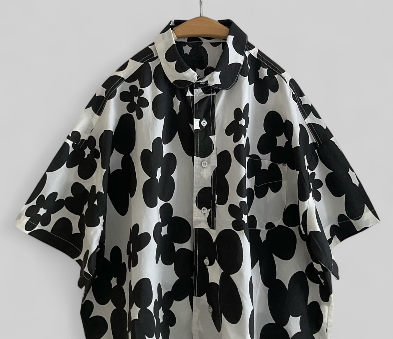 เสื้อเชิ้ตผ้าคอตตอนลายดอกไม้ทรงโอเวอร์ไซส์