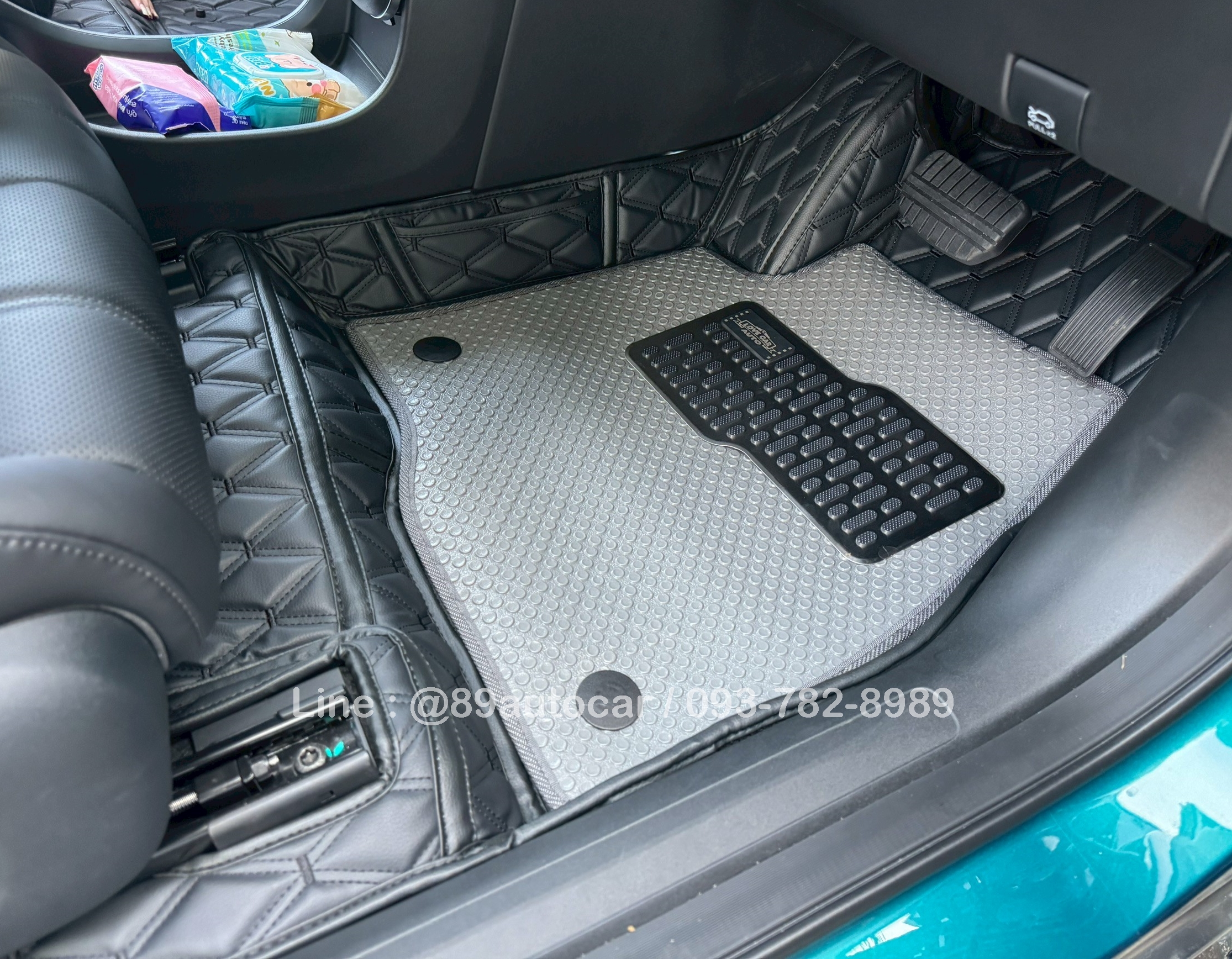 พรมปูพื้นรถยนต์ Aion UT ปูพรม7D VVIP ด้ายคู่ สีดำด้ายดำเสริมด้วย กระดุมเล็ก PVC สีเทา