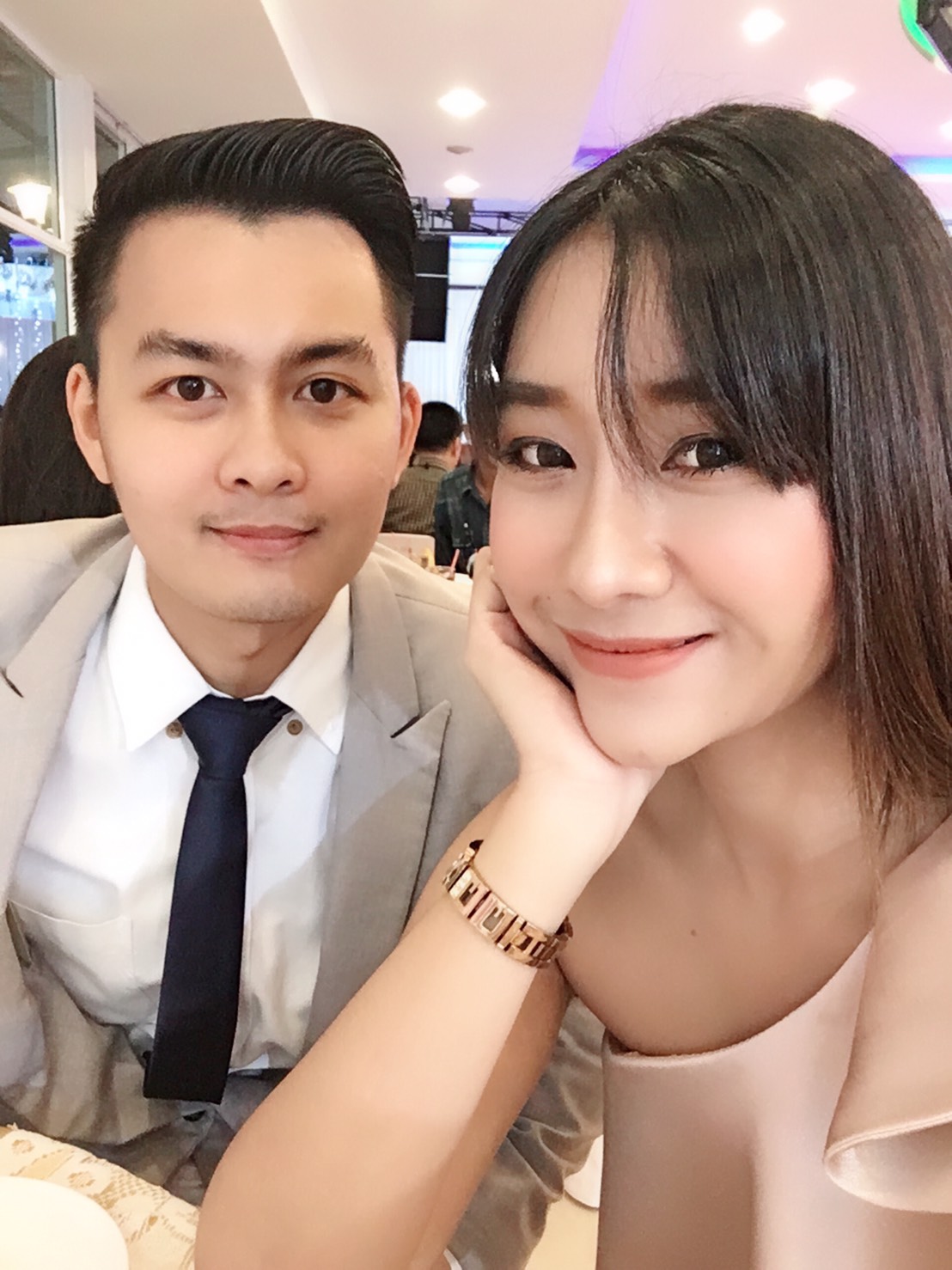 พร้อมเช่า ชุดเดรสสั้น เดรสบ่าเฉียง ผ้าดัชเชส แพทเทิร์นเนียบ ทรงสอบ ระบายบ่า สองชั้น สีทอง