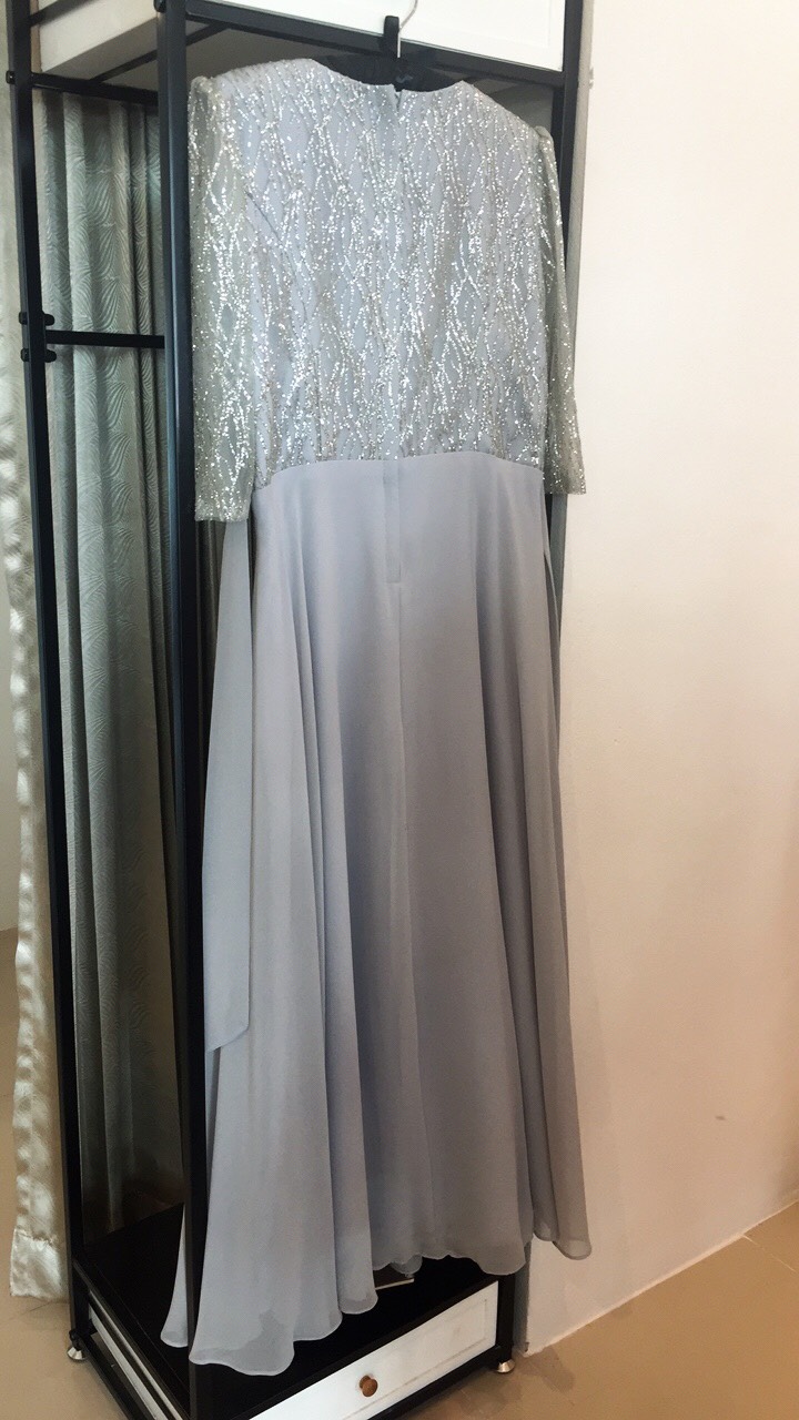 พร้อมเช่า สำหรับสาวไซส์ใหญ่ ชุดราตรียาว สีเทา แขนสามส่วน แต่งเม็ดกากเพชร ช่วงแขนผ้าโปร่ง สวยหรู คาดเข็มขัดช่วงเอว (XL-7XL)