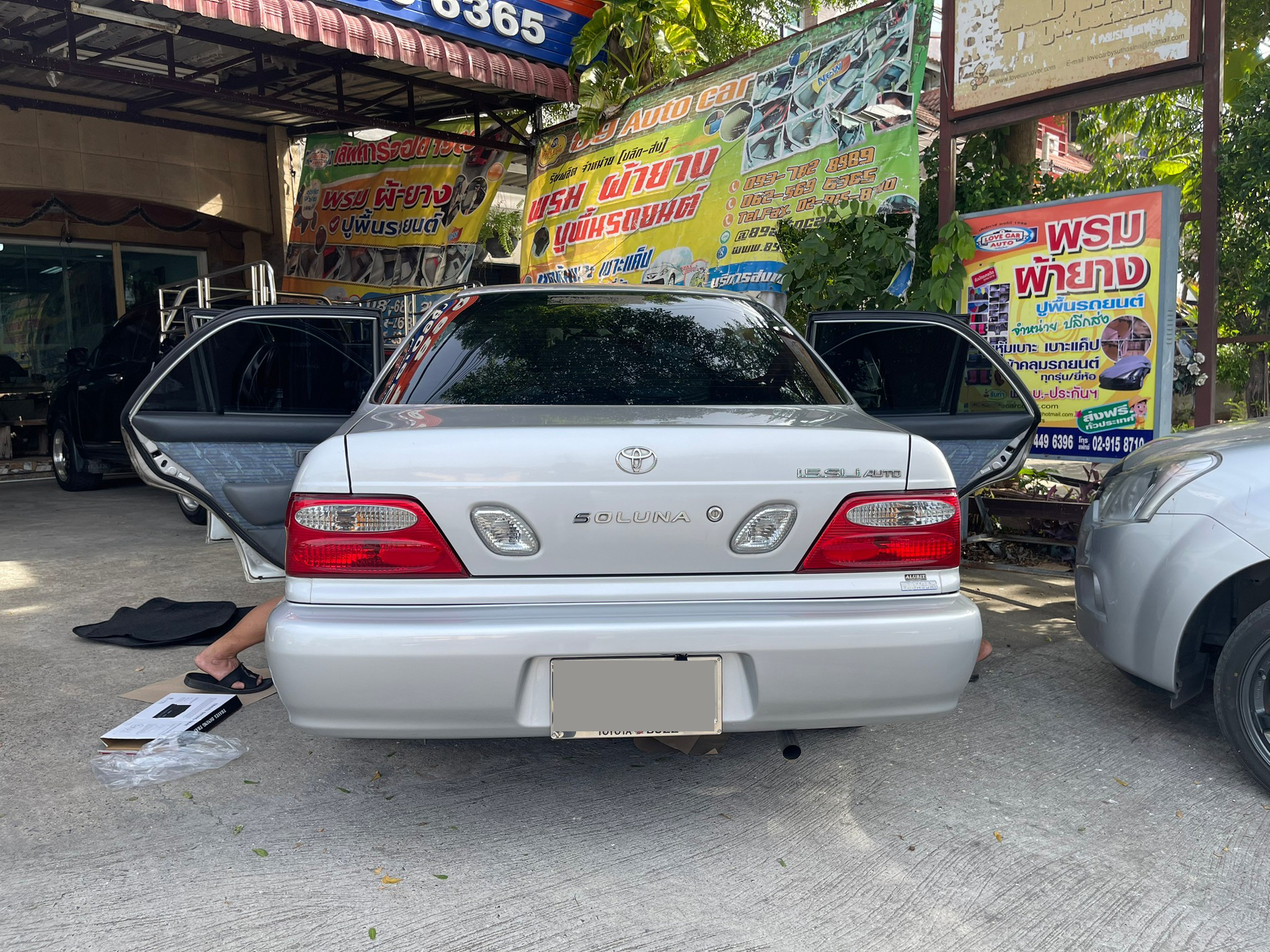 พรมรถยนต์ Toyota Soluna โฉมหยดน้ำ ปูพรมVVIP สีแดงไวน์ด้ายทอง เต็มคัน