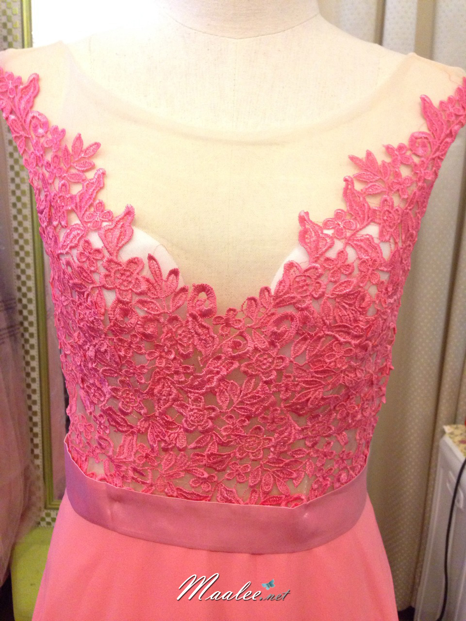 พร้อมเช่า ชุดราตรียาว แขนกุด เนื้อลูกไม้ ซีทรู แนวเซ็กซี่ กระโปรงชีฟอง สีโอโรส