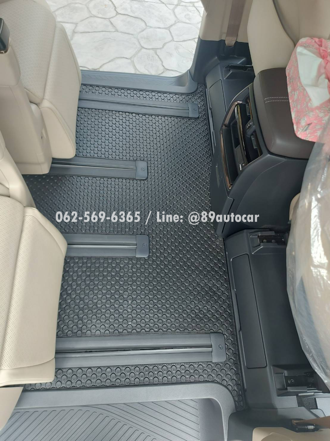 ผ้ายางปูพื้นรถยนต์ Toyota Alphard 40 ปี 2024 ปูพรมกระดุมสีดำขอบดำ