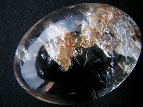 QU0010 QUARTZ น่าจัดอยู่ในสามกษัตริย์มังคละ มีเป็กทองคละด้านใน พบรอยรานใต้ก้นแก้ว ขนาดเม็ดแก้ว 20.61x27.85x14.92 mm. นน. 58.48 ct. ขายแล้ว