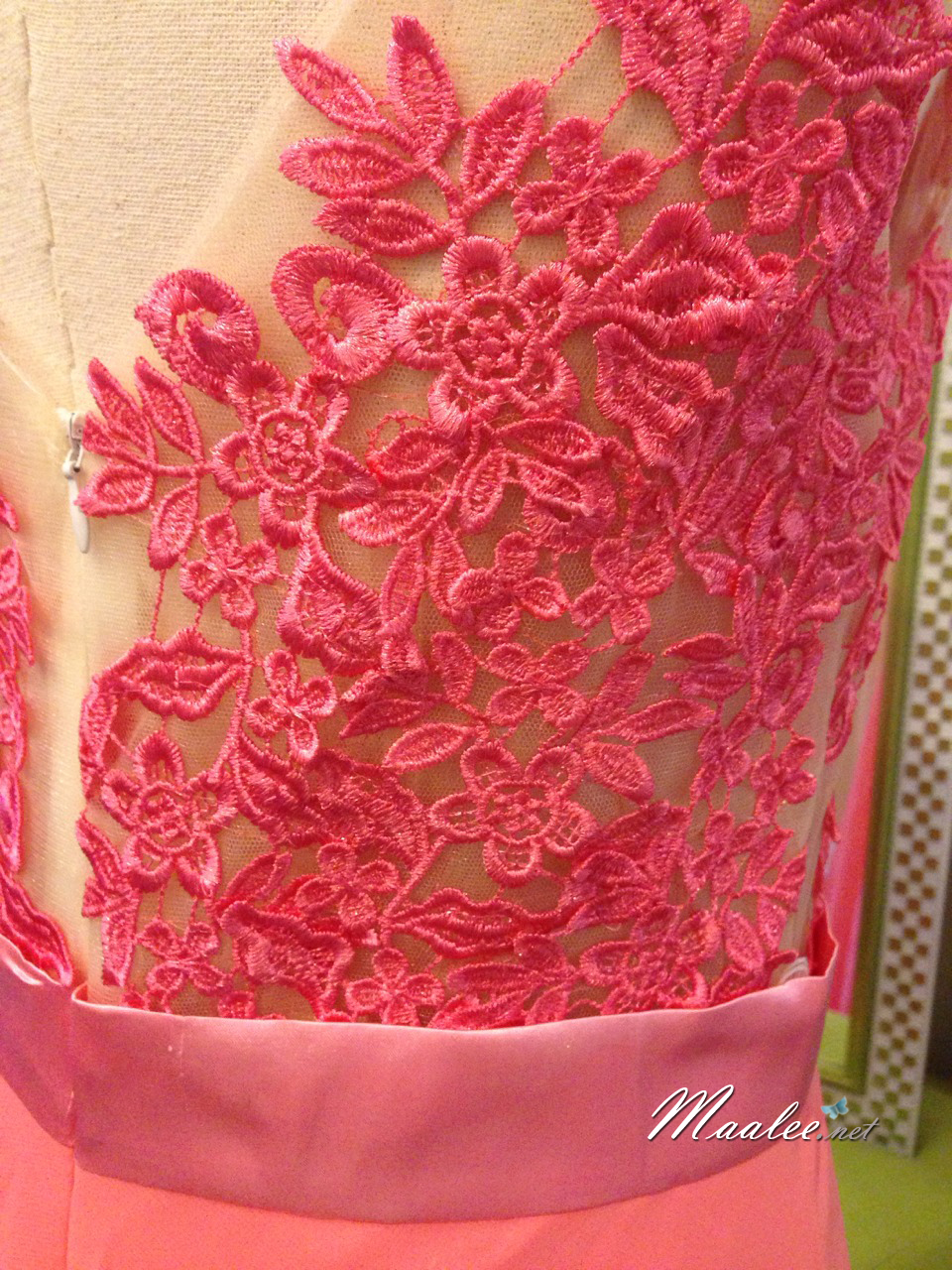 พร้อมเช่า ชุดราตรียาว แขนกุด เนื้อลูกไม้ ซีทรู แนวเซ็กซี่ กระโปรงชีฟอง สีโอโรส