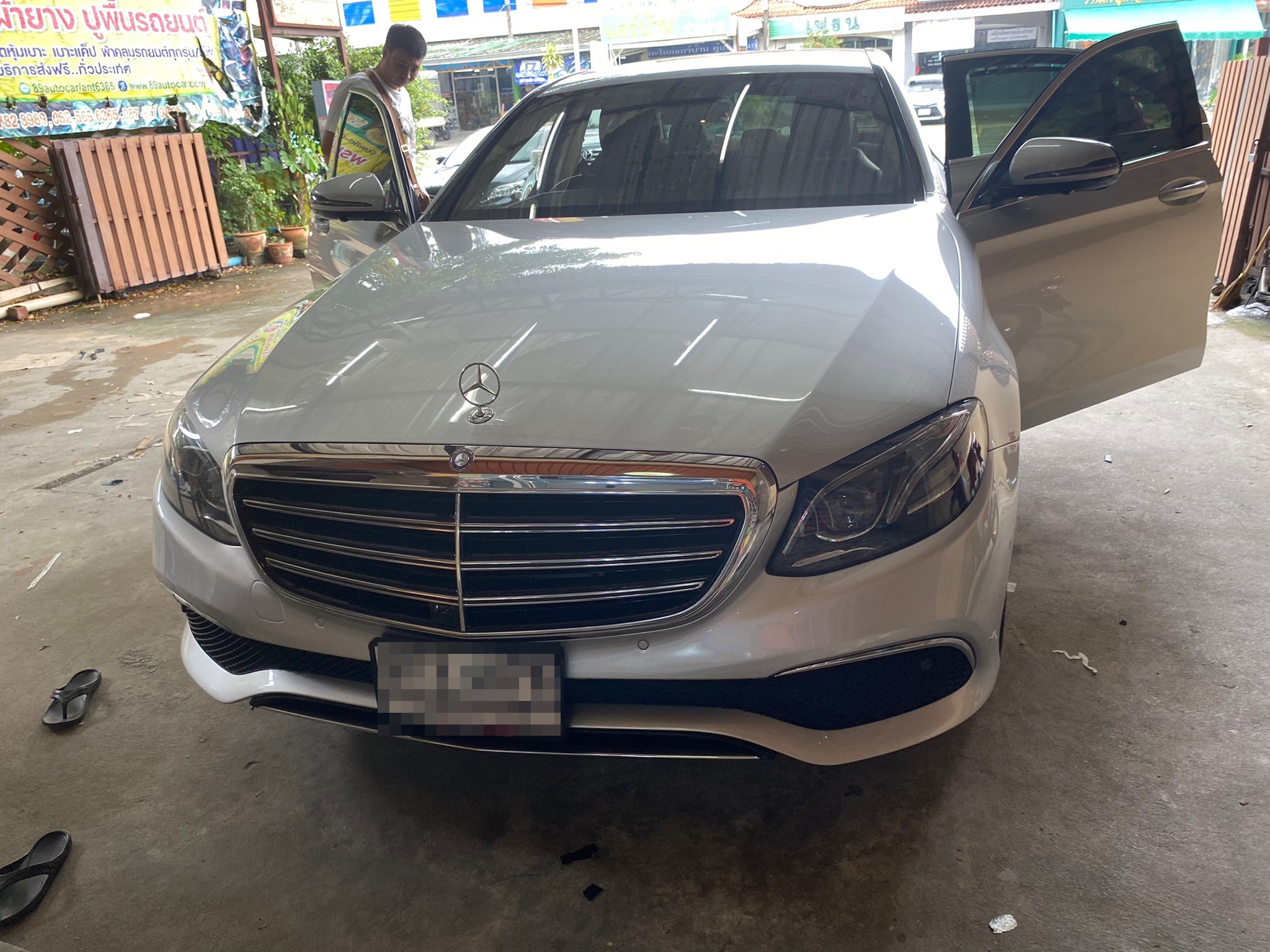 พรมรถยนต์ Benz E220d W213 ปูพรมหกดี สีกาแฟ + ท้ายเก็บของ