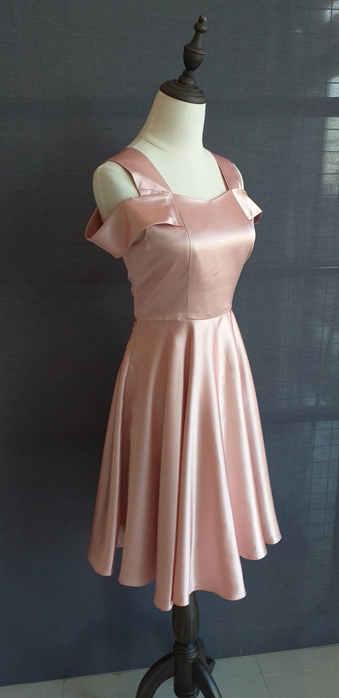 พร้อมเช่า ชุดราตรีสั้น สีโรสโกลด์ แขนกุด ปาดไหล่