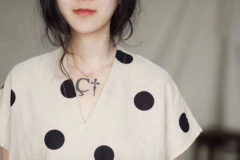 เสื้อคอวีผ้าลินินลายจุด