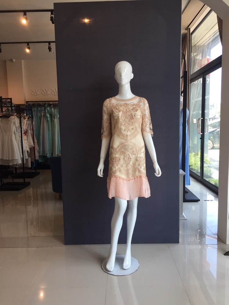 พร้อมส่ง ชุดราตรีสั้น/แขนยาว สี Apricot ลูกไม้ทั้งชุด กระโปรงอัดพลีท (เหลือเฉพาะไซส์ XL)