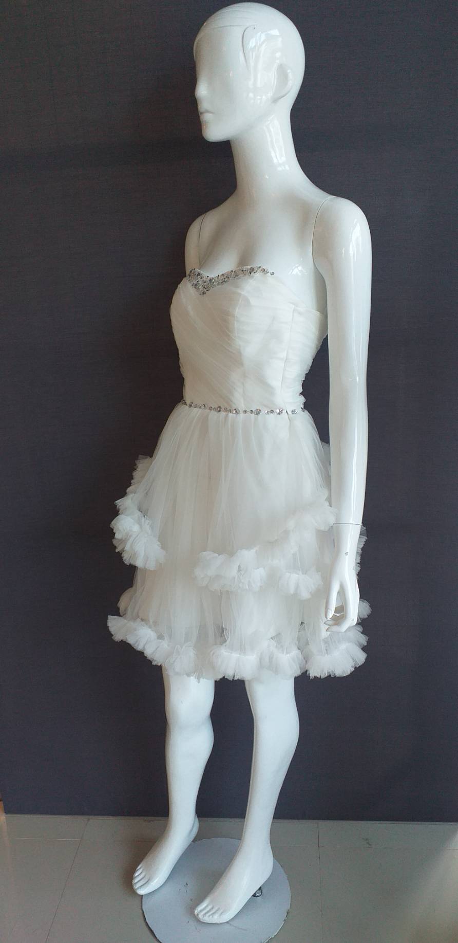 พร้อมเช่า ชุดแฟนซี ชุดราตรีสั้น สีขาว เกาะอก กระโปรงระบายเป็นชั้น ๆ ซิปหลัง