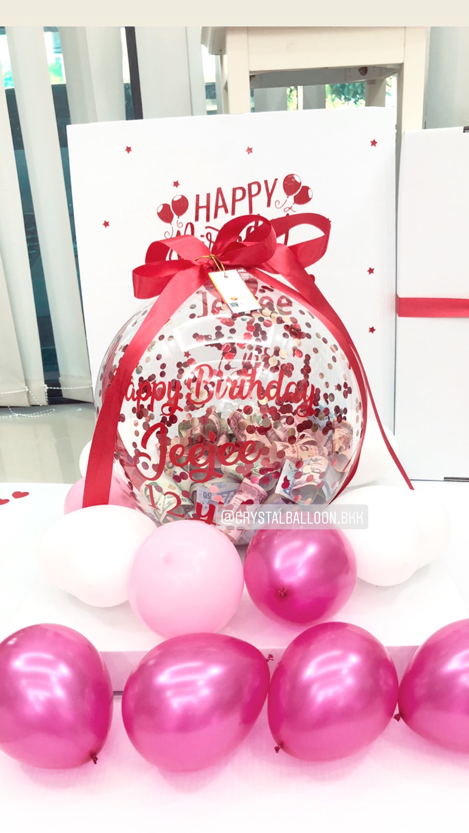 Surprise Box กล่องเซอร์ไพรส์วันเกิด สำหรับสายเปย์ Bubble ตั้งฐาน สามารถใส่เงินได้ โทนสี แดง พร้อมตกแต่ง สามารถใส่รูปได้ 2 ใบ