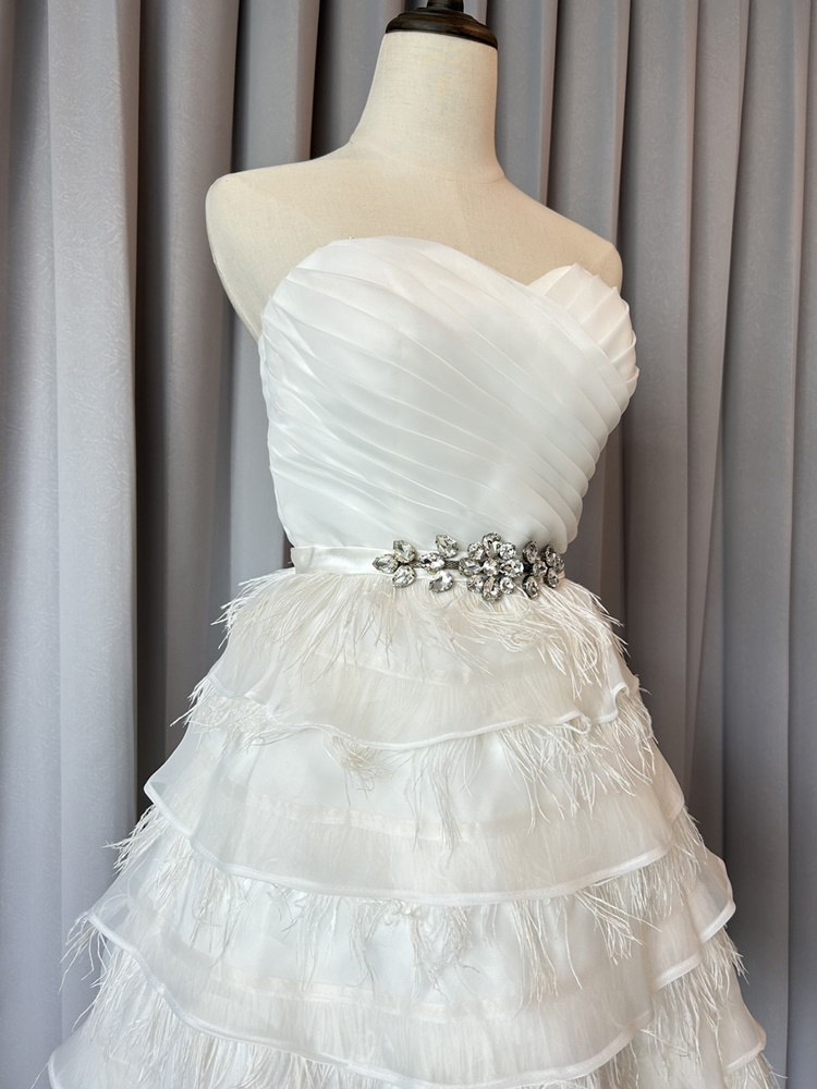 พร้อมเช่า ชุดแฟนซี ชุดราตรีสั้น สีขาว เกาะอก กระโปรงระบายเป็นชั้น ๆ ซิปหลัง