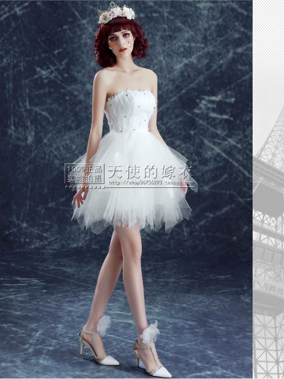 พร้อมเช่า ชุดแฟนซี ชุดราตรีสั้น สีขาว เกาะอก ขนนก กระโปรงระบายเป็นชั้น ๆ เชือกผูกหลัง