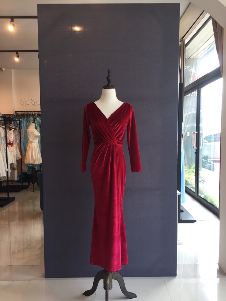 พร้อมส่ง ชุดราตรียาว กำมะหยี่แขนยาว เดรสยาวทรงหางปลา สีไวน์แดง
