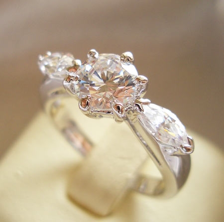 BR927RD แหวนเพชร 3 เม็ดอีก style ค่ะ เรียบๆ Classic แต่ดูดี ชุบทองแท้ 24 K หนา 5ไมครอน