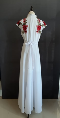 Pre-order กี่เพ้า แขนล้ำ ผ้าไหมจีน สีขาว ทอลายดอกไม้ ตัดเย็บอย่างดี