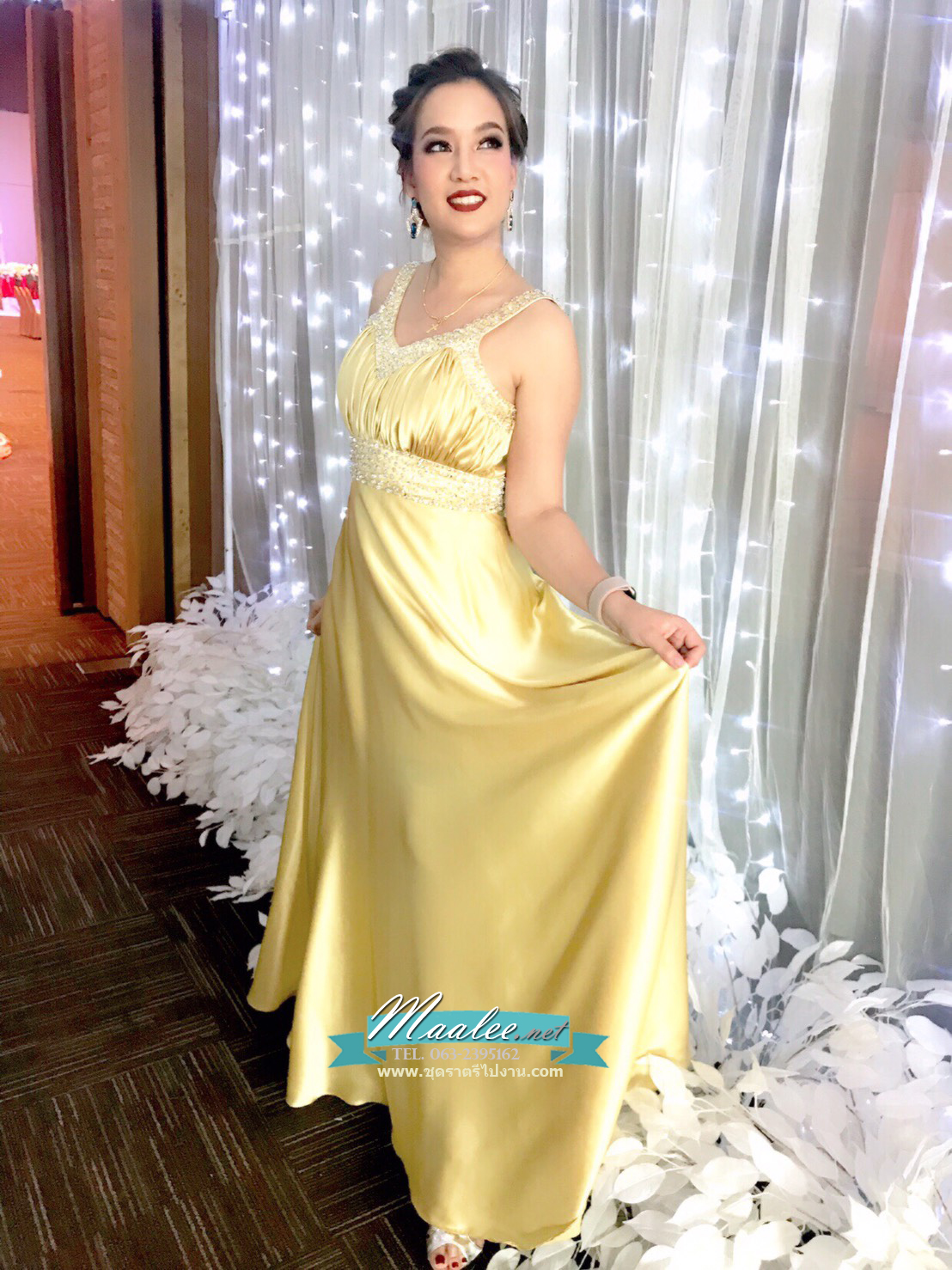 พร้อมเช่า ชุดราตรียาว สายเดี่ยว ผ้าซาติน สีทอง อกจับจีบตีเกล็ด ปักเลื่อมหรู
