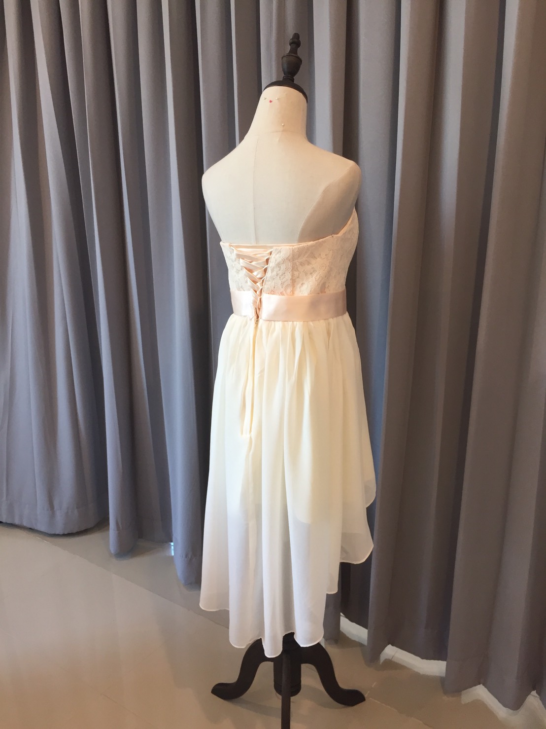 พร้อมส่ง ชุดราตรีสั้น ชุดเพื่อนเจ้าสาว สีครีมไข่ แบบ C เกาะอก หน้าสั้นหลังยาว แต่งลูกไม้ช่วงอก คาดโบว์ที่เอว (เชือกผูกด้านหลัง)