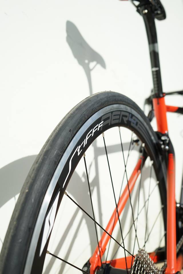 จักรยานเสือหมอบ TEAM REVOLT AERO ALLOY ROAD BIKE, 105 GROUPSET 2018