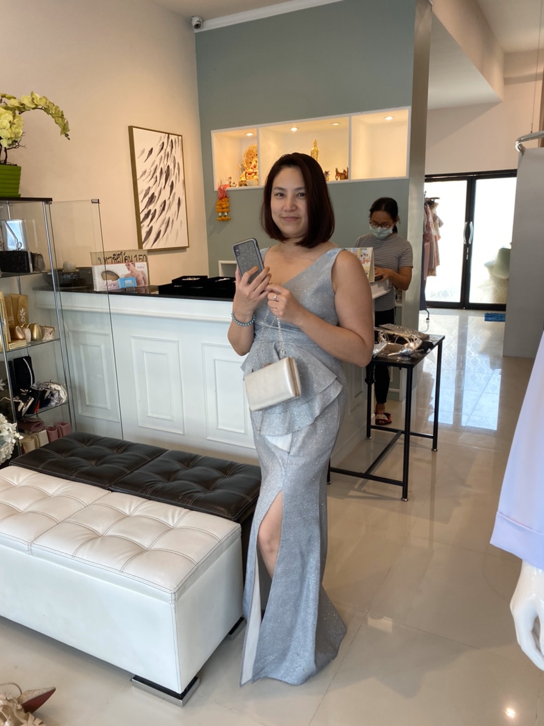 พร้อมเช่า ราตรียาว แขนกุด คอวี แต่งระบายช่วงเอว หรูหรา ผ้า Glitter สีเทา