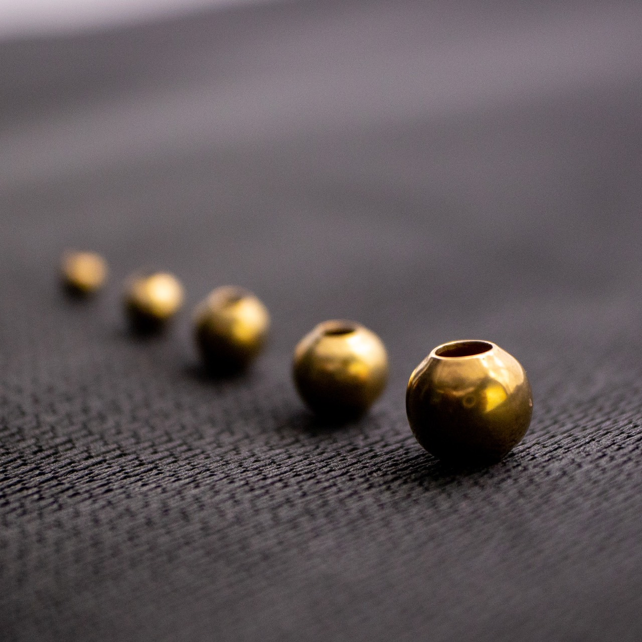 ลูกปัดทองเหลือง ปะคำทองเหลือง (Brass Beads) ใช้ตกแต่งเพื่อความสวยงาม