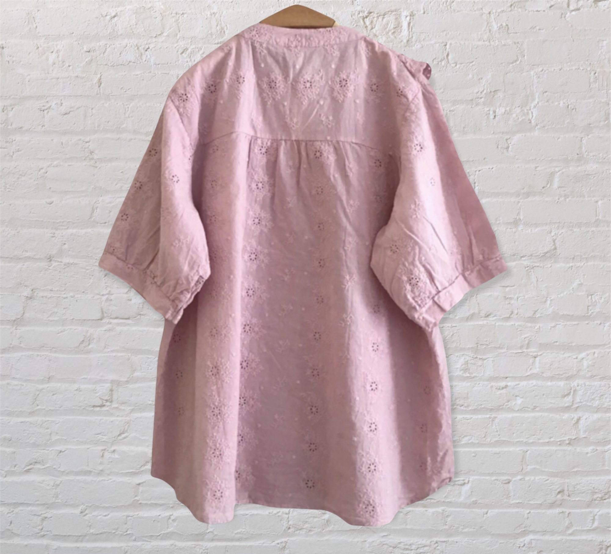 เสื้อผ้าลูกไม้แต่งระบาย