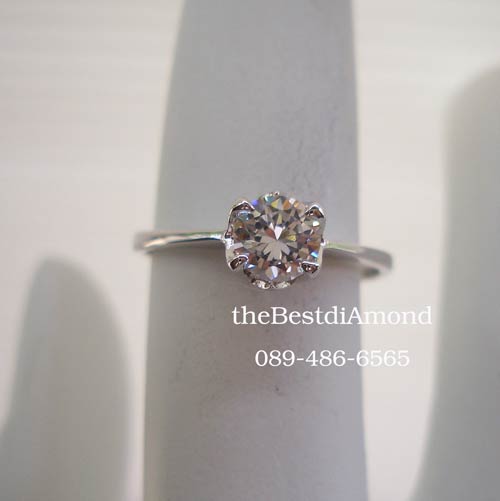 BR971RD+++แหวนเพชร CZ แบบชู เม็ดเดี่ยว+++แบบยอดนิยม คลาสสิค ไม่ล้าสมัย ฝังแบบหนามเตย วงนี้เพชรcz กลมขนาด 40 ตัง (4 มม กว่าๆ)เพชรเล่นแสงดีค่ะ