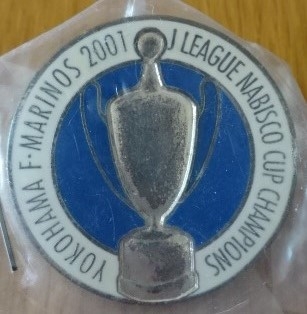 เข็มกลัด ฟุตบอล สโมสรโยโกฮาม่า เอฟ มารินอส - J LEAGUE NABISCO CUP CHAMPIONS 2001 ใหม่ / YOKOHAMA F MARINOS Football Club Pin - J LEAGUE NABISCO CUP CHAMPIONS 2001 NEW