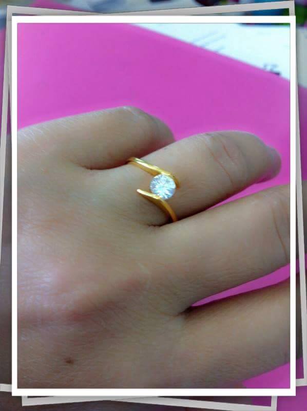 BR972+++แหวนเพชร CZ แบบหนีบ เม็ดเดี่ยว+++แบบยอดนิยม คลาสสิค ไม่ล้าสมัย ฝังแบบหนีบ วงนี้เพชรcz กลมขนาด 50 ตัง (5.2 มม)เพชรเล่นแสงดีค่ะ