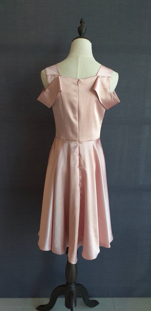 พร้อมเช่า ชุดราตรีสั้น สีโรสโกลด์ แขนกุด ปาดไหล่