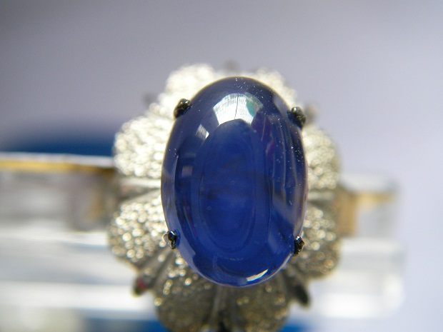 นิหร่าไพลินพม่า บ่อม๊กก๊ก เปลี่ยนสีได้เมื่อโดนแสงต่างระดับ น้ำเงิน-ม่วง ทรงนูนกองข้าว สวยมาก ขนาด 6.5x9.2x3.5 mm. นน. 2.45 ct. ราคาโทรถาม