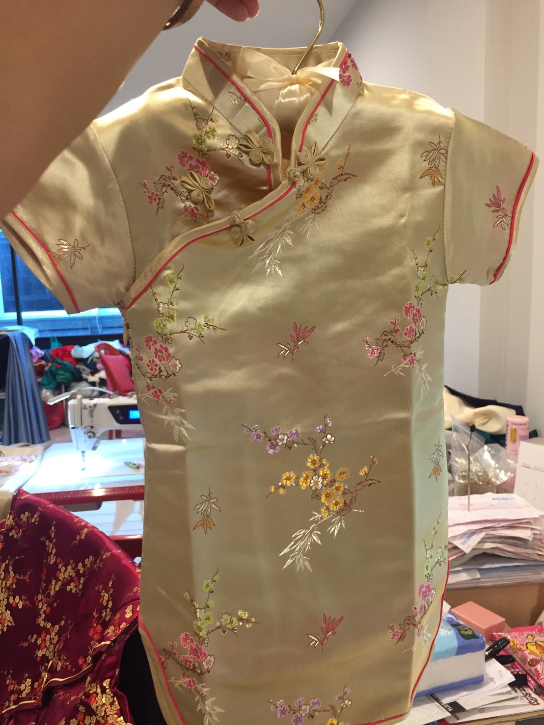 พร้อมส่ง กี่เพ้า / สั้น เด็ก สีทอง ลายดอกบ๊วย Cherry Blossom ผ้าไหมจีน กุ๊นขอบ ตัดเย็บอย่างดี (ไหล่10 อก21 ยาว20)