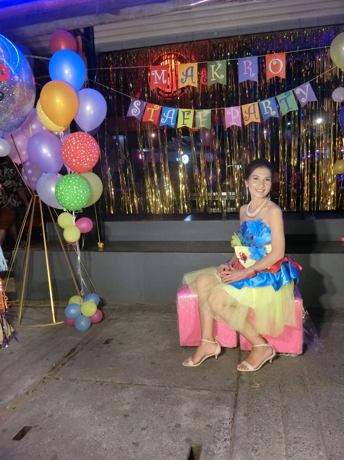 พร้อมเช่า ชุดแฟนซี ชุดราตรีสั้น เกาะอกกระโปรงระบาย สีหวาน แต่งดอกไม้และโบว์ที่เอว