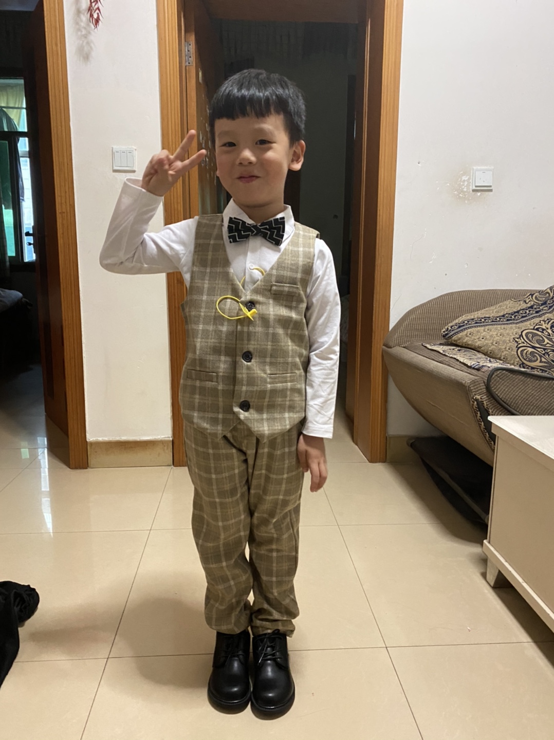 พร้อมเช่า ชุดสูทเด็กชาย สีกากีลายตาราง ** พร้อมเช่าไซส์ 100 , 110 , 120,130,140,150 **