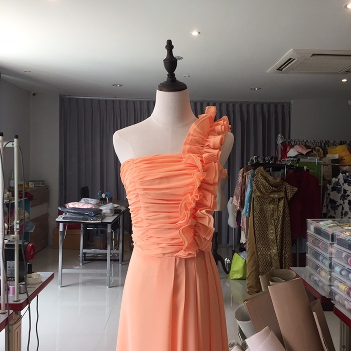 พร้อมเช่า ชุดราตรียาว ไหล่เดียว จับจีบตลอดช่วงเอว แต่งระบายไหล่ซ้าย เรียบหรู สีฟ้า