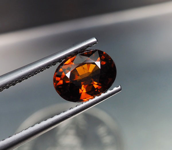 เพทายกัมพูชาดิบ 2.10 กะรัตสีแดงน้ำตาล