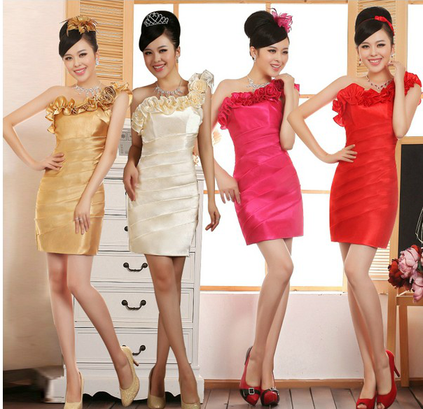 พร้อมเช่า ชุดราตรีสั้น ไหล่เฉียง เข้ารูป สีแดง ตีเกล็ดตลอดช่วงตัว แต่งระบายดอกไม้แนวไหล่