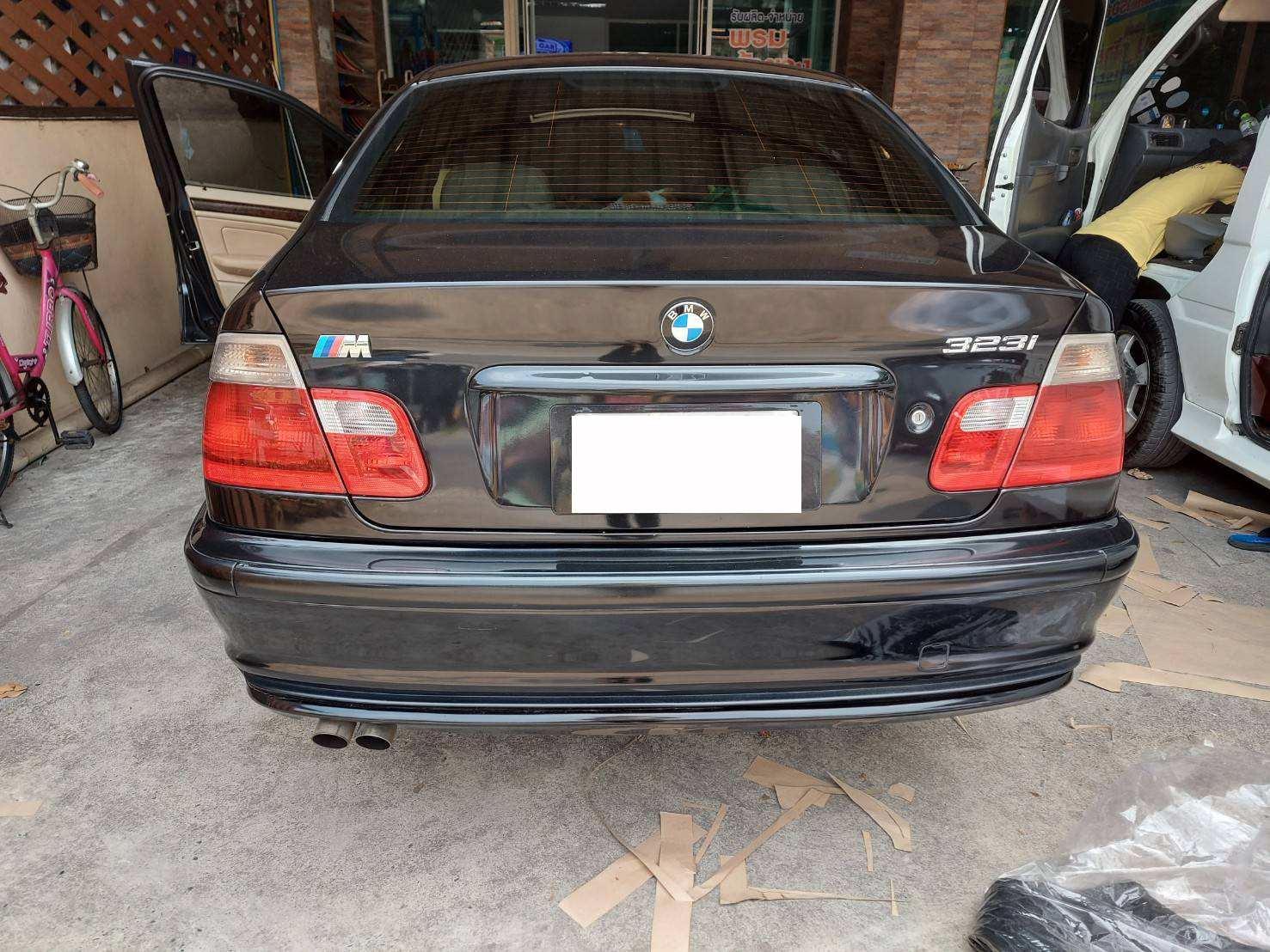 สั่งตัดพรมรถยนต์ BMW E46 ปูพรม7D สีดำด้ายทอง + พรมดักฝุ่นสีเทา เข้ารูป เต็มคัน