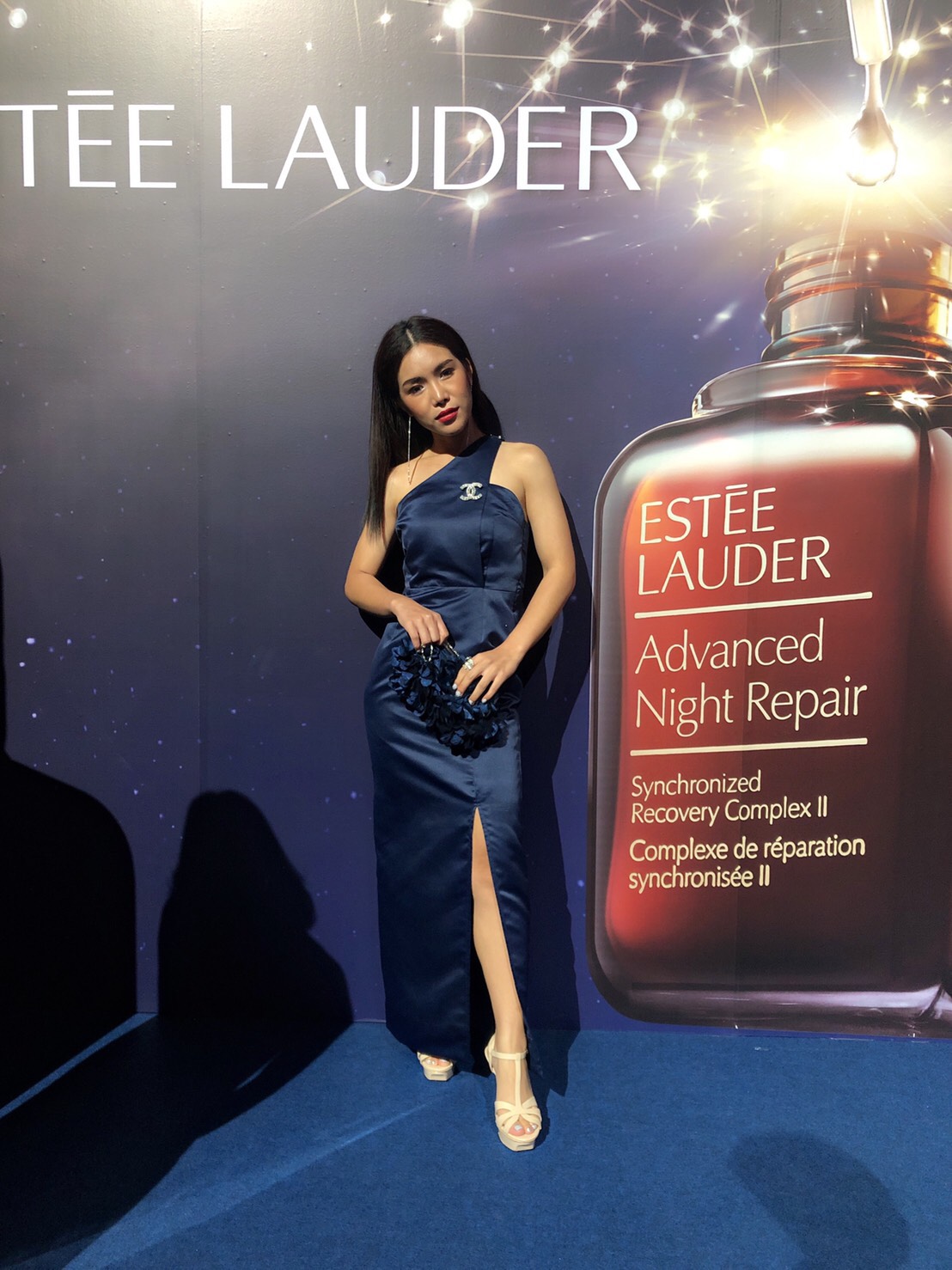 พร้อมเช่า ชุดเดรสเข้ารูป ผ่าหน้าขา ผ้า silk polyester คัตติ้งเฉียบ สีกรมท่า