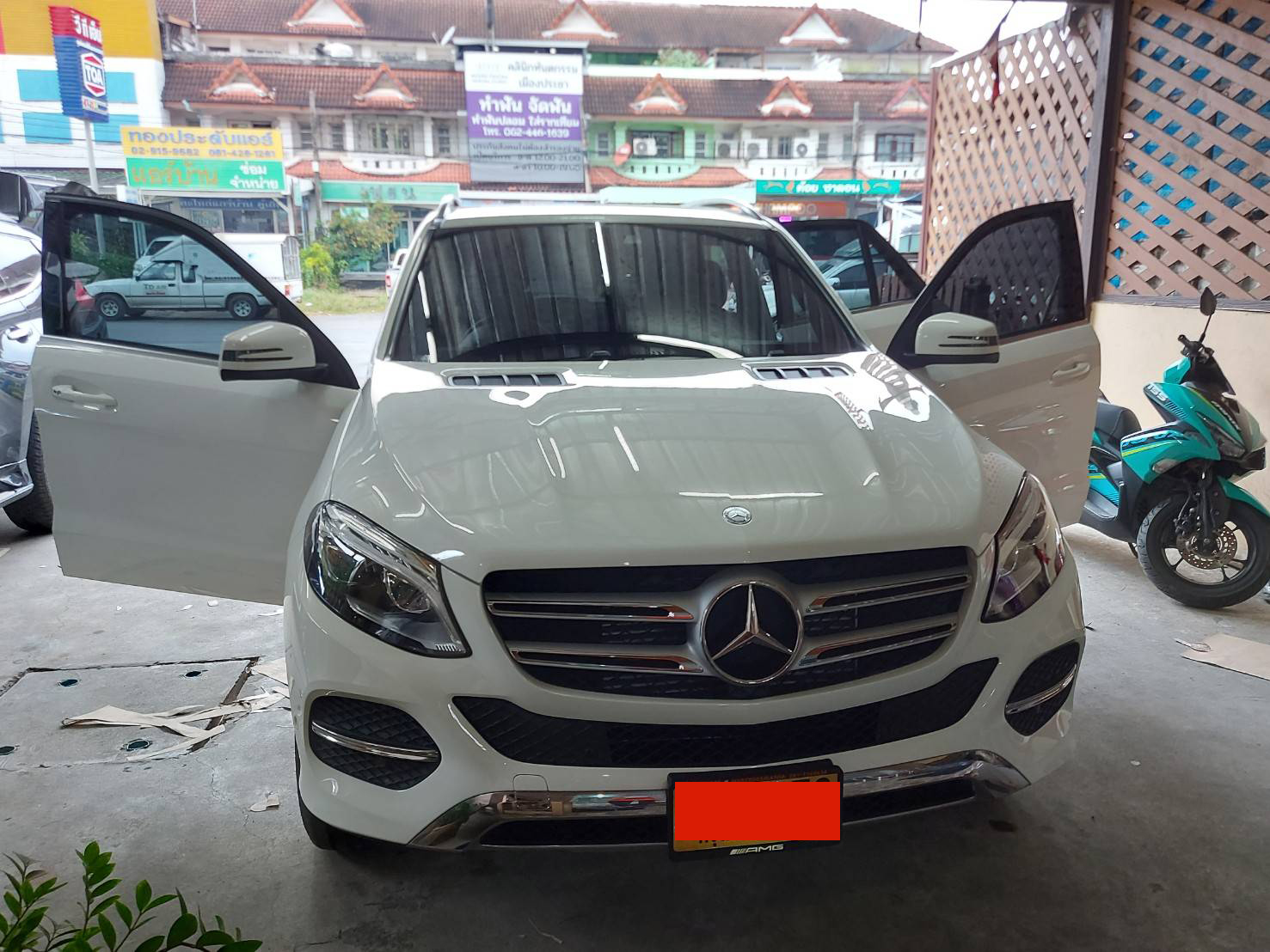 ขายพรมรถยนต์ Benz GLE250d ปูพรมหกดี สีกาแฟ เต็มคัน