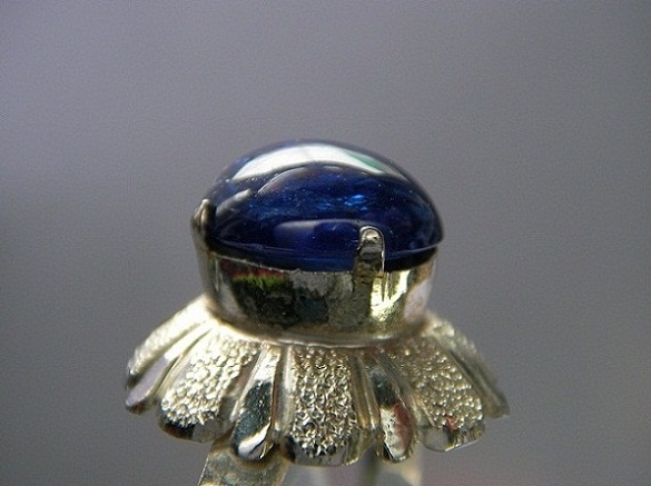 นิหร่าไพลินพม่า บ่อม๊กก๊ก (สีน้ำเงิน) เนื้อแก้วโปร่งสวย ทรงนูนไข่หวาน น่ารัก ขนาด 10.05x7.59x3.92 mm. นน. 2.9 ct. ราคาโทรถาม