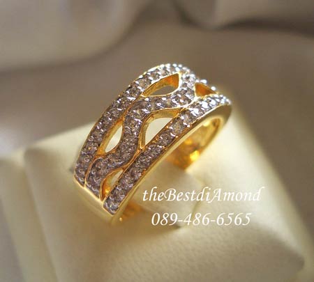 แหวนวงนี้ ขายดีมาก แบบสวยเก๋ ฝังแบบ Micro Setting งานดูแพรวพราว เก๋ไก๋ตรงแถวกลาง เพราะทำเป็นรูปคลื่นได้ Curve สวยงามค่ะBR503